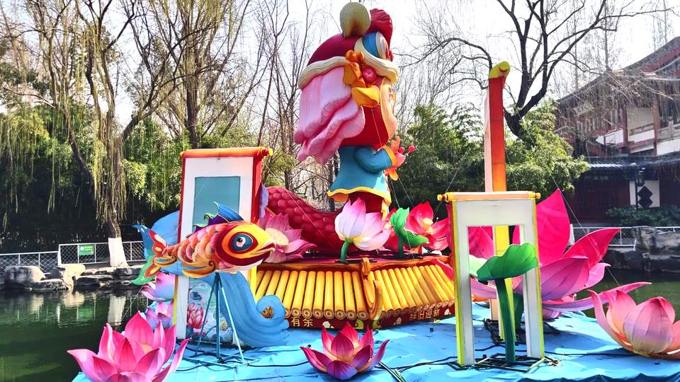 趵突泉畔花灯绮丽，春光里续写华章