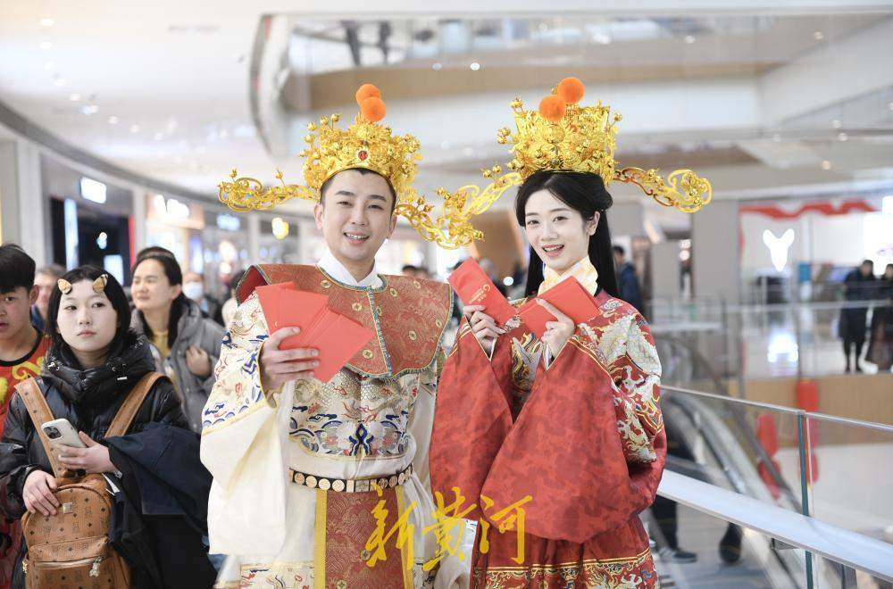 民俗表演拉开春节序幕 济南各大商场为市民送红包和祝福