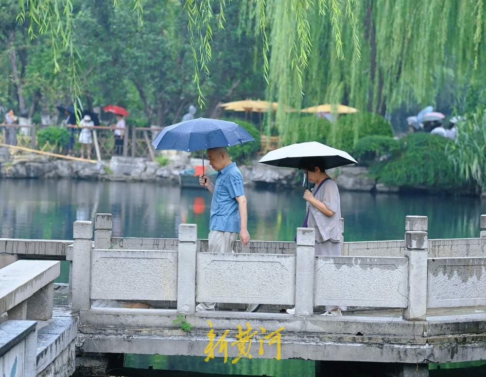 雨丝缠绵中漫游五龙潭，温婉似江南
