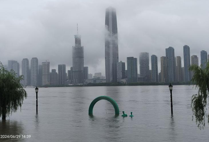 武汉暴雨游轮停运 江滩雕塑一家五口变两口 大舞台淹没