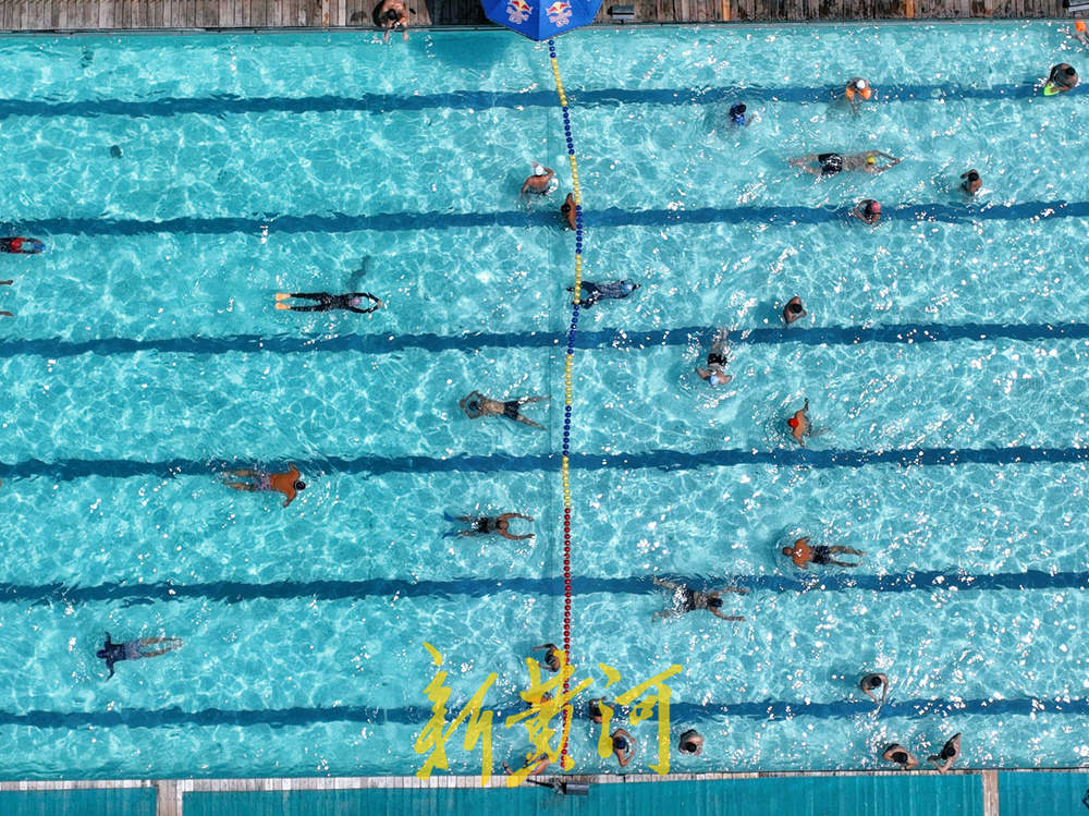 今日出伏 泉城高温持续 市民泉水浴场戏水享清凉