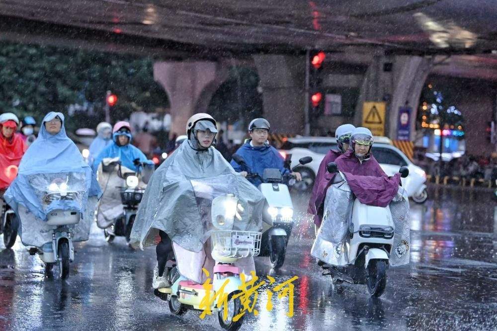 骤雨突袭：晚高峰济南北园高架路下现归家人潮