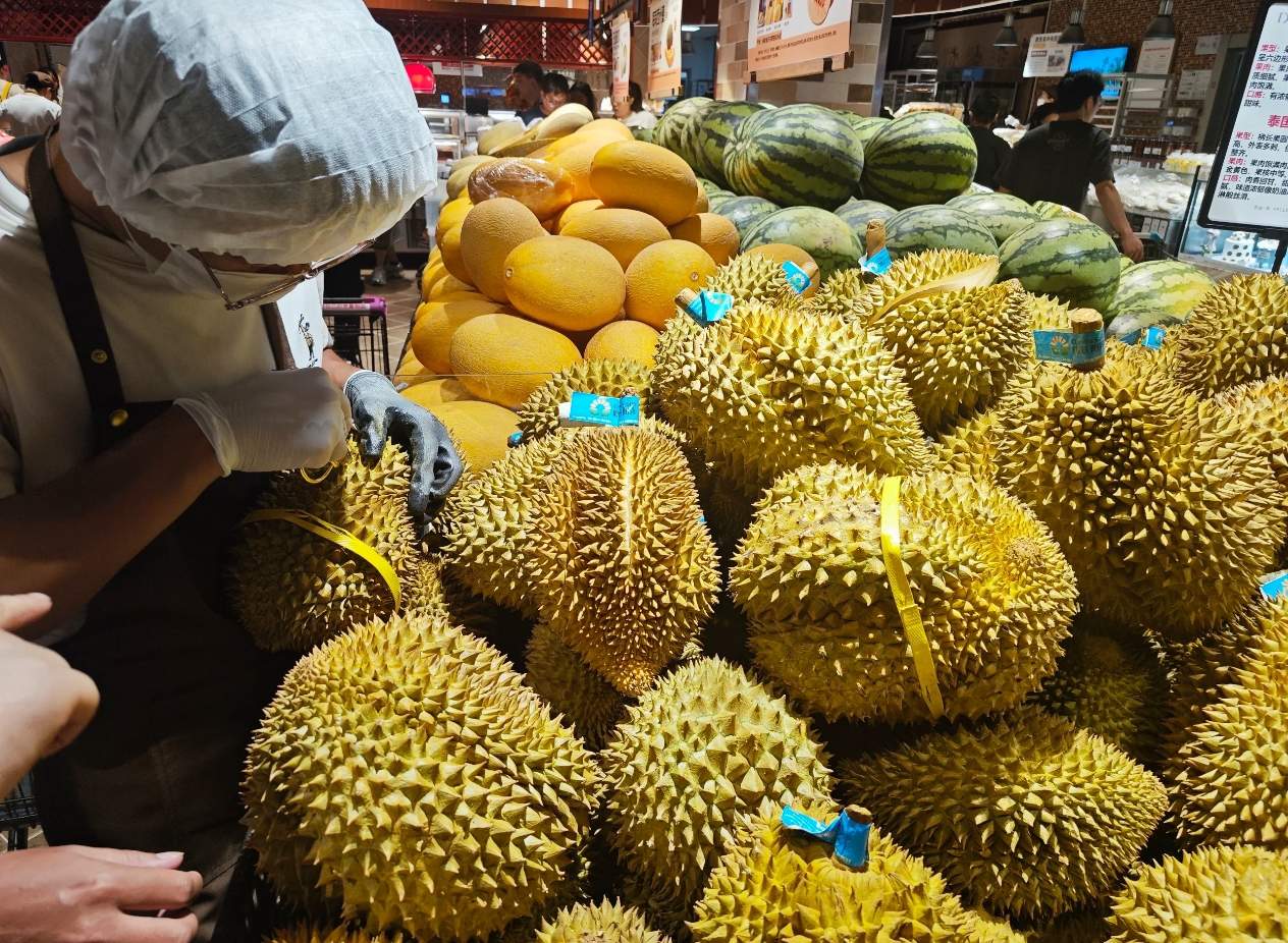 春节临近胖东来水果热销：200元榴莲开盒不饱满全退，买1箱车厘子附赠1盒防止坏果，不好吃可直接退款