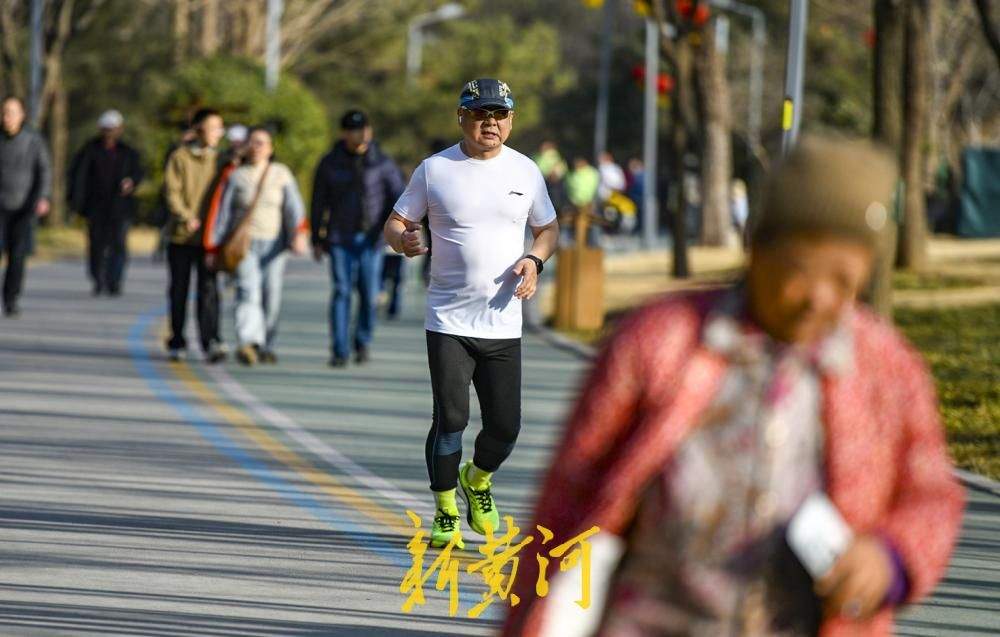 气温骤升至20℃,济南森林公园昨日上演“冬夏同框”