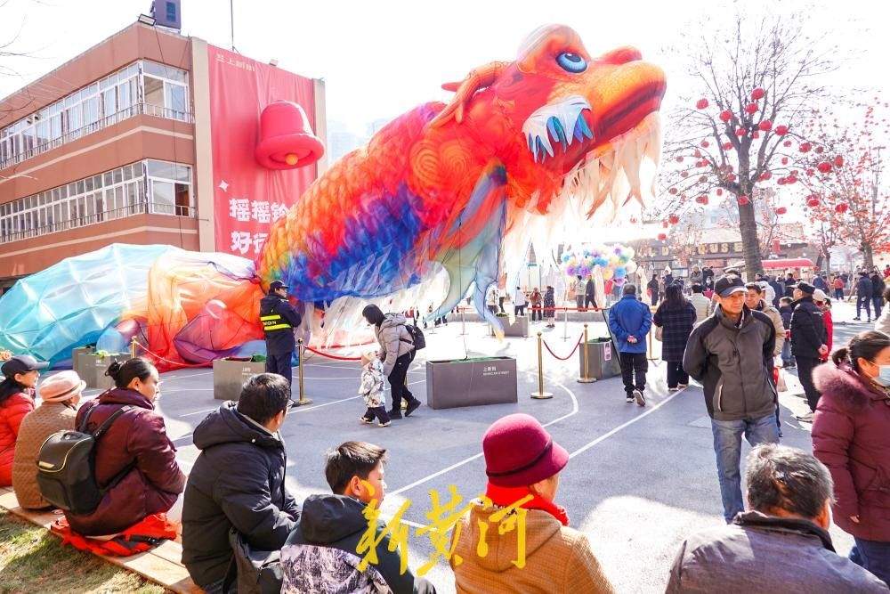 济南上新街添“独占鳌头”好彩头,巨型空飘鳌鱼成新网红