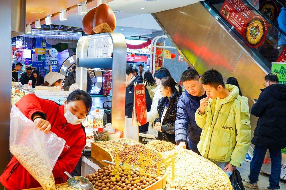 除夕济南商场人气足需求旺 年货经济带动消费热潮