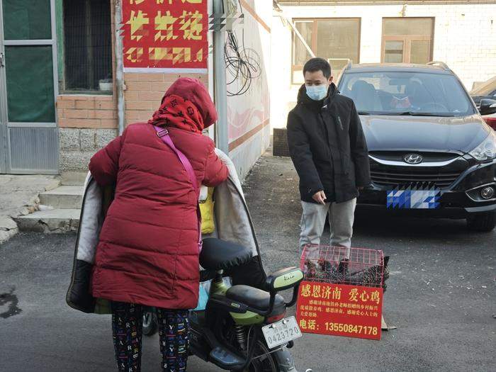 女儿过完5岁生日查出横纹肌肉瘤，川籍父亲在济南街头售卖“爱心芦花鸡”
