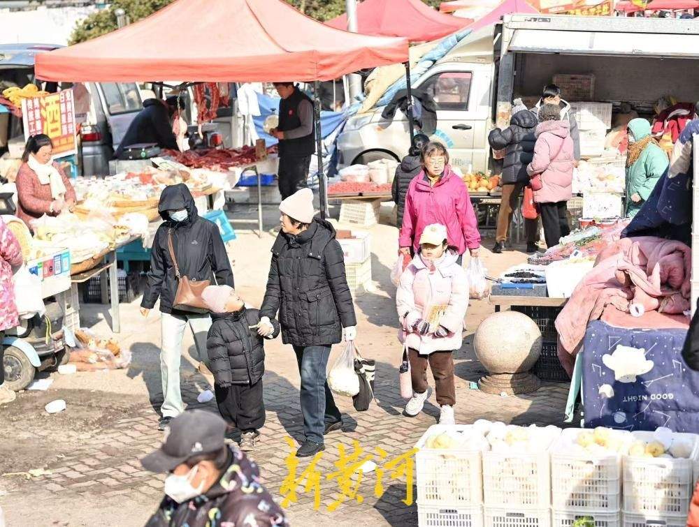 市区年集热闹非凡 放寒假的小朋友感受浓厚年味