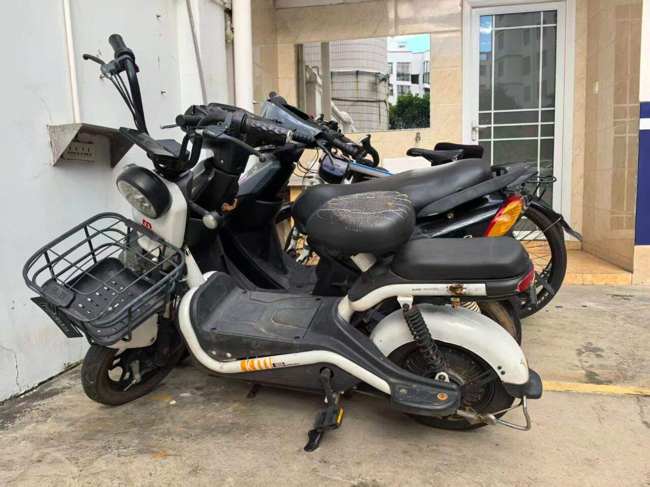 只是在火锅店多看了一眼 警花顺手“涮出”两名嫌疑人