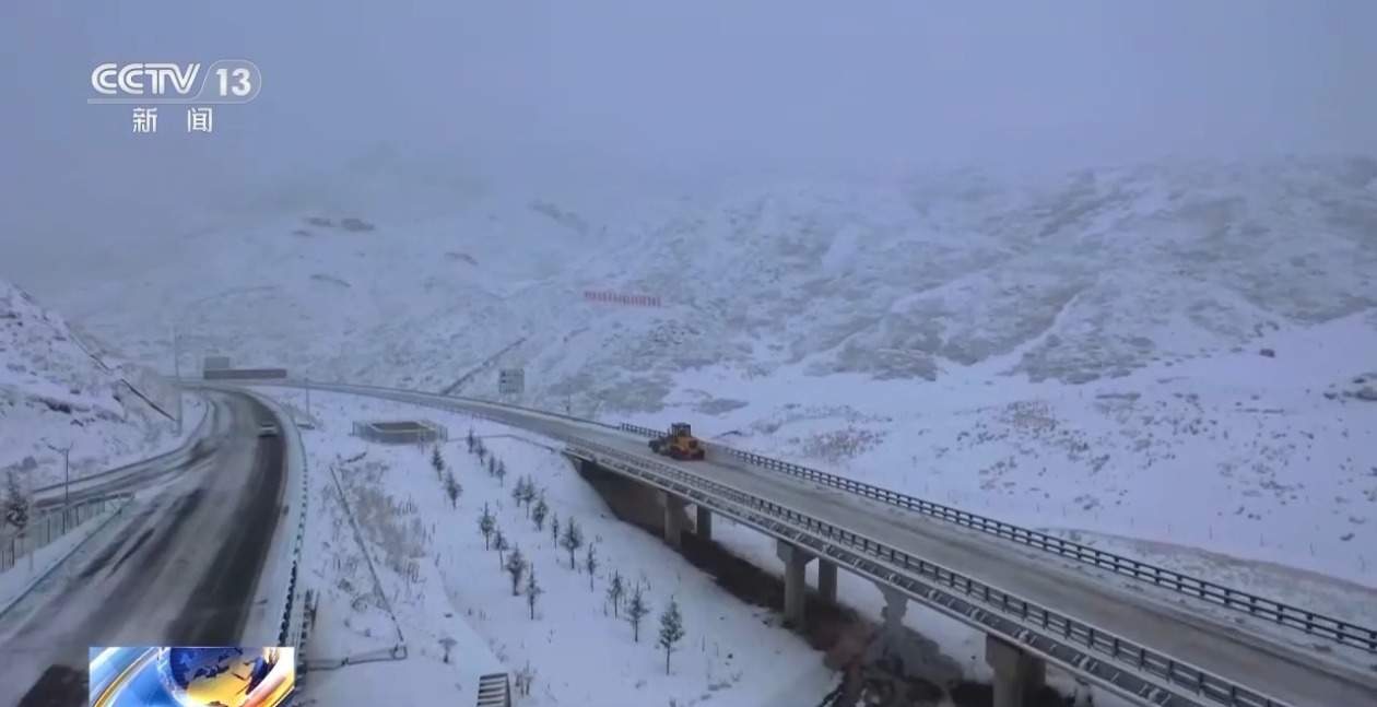 风雪来袭 国道577线达坂路段大面积结冰