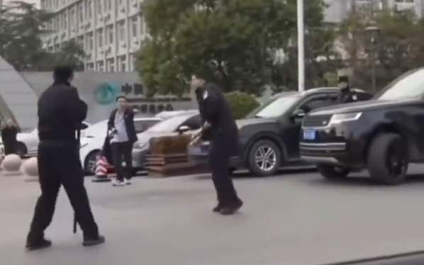 男子持刀与民警对峙,被路虎司机一脚油门撞翻!警方回应