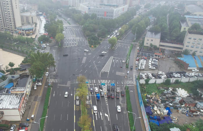 实探济南“五路交叉”路口:告别昔日乱象,路口通行效率提升12.7%