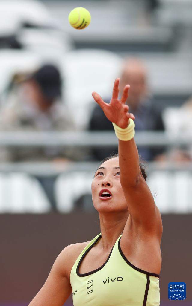 网球——WTA1000罗马站：郑钦文首轮晋级