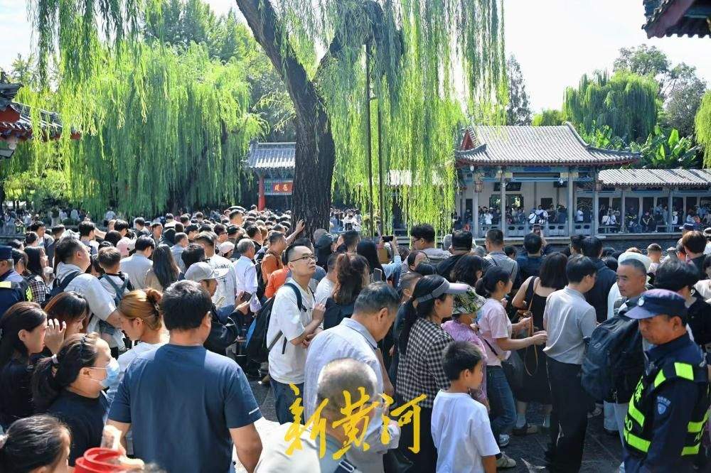 泉水游受热捧，国庆首日趵突泉游人如织