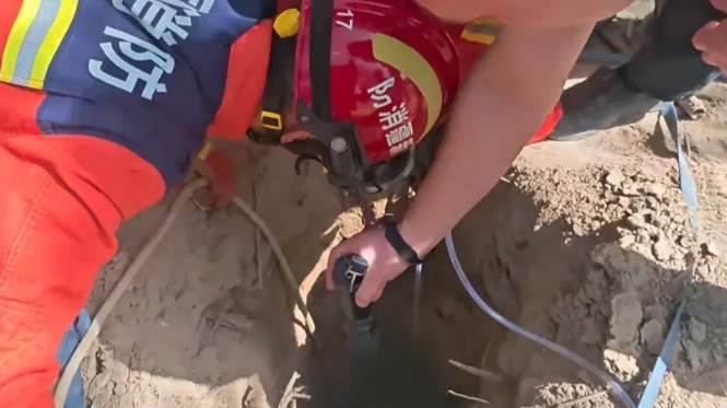 “00后”女辅警40米井底救人 破格晋升