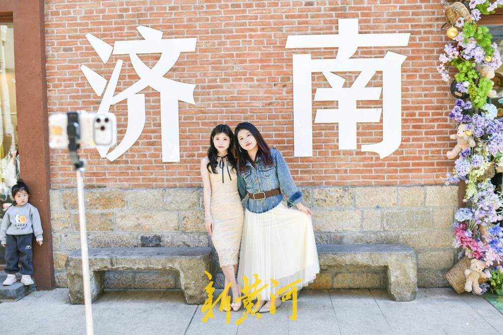 假期旅游迎高峰 城市符号成济南网红打卡点