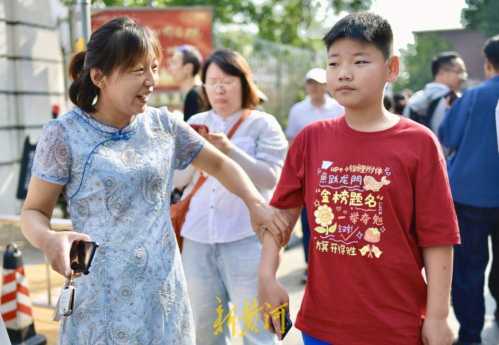 “祝我姐姐金榜题名” 二娃穿定制版T恤为考生加油