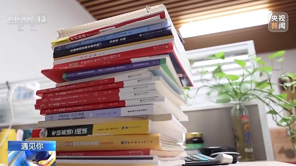 2025级济南大学生开学典礼“考研爸爸”走上央视 