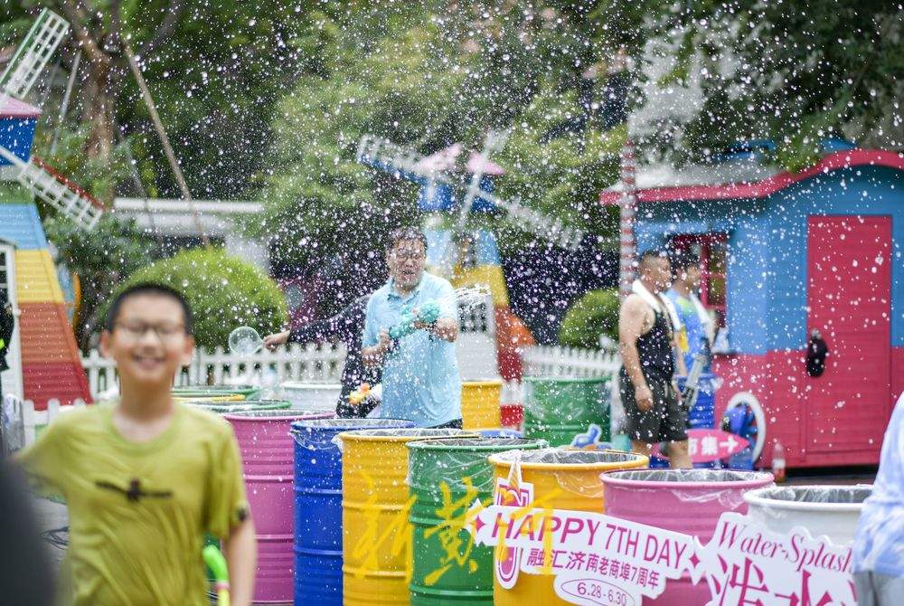 泼水互动清凉一夏 高温避暑争当“落汤鸡”