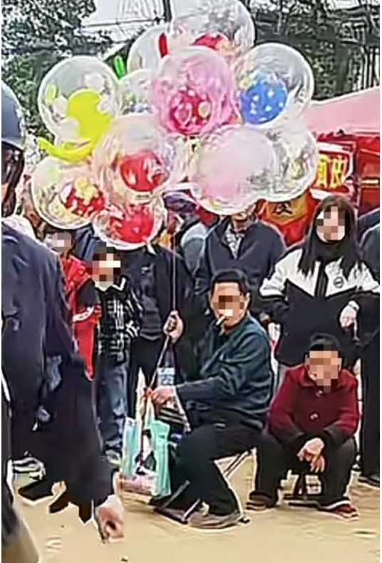 陕西一庙会氢气球发生爆燃 多名路人头发被烧焦