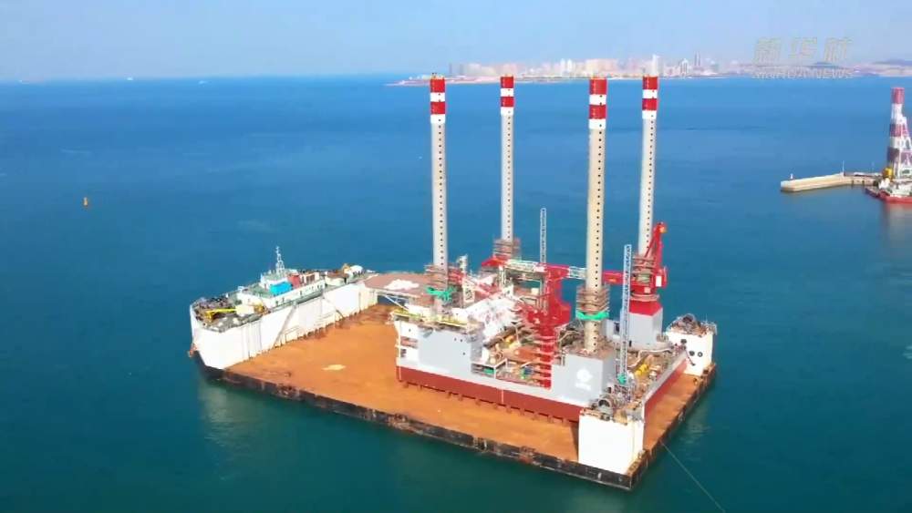 我国首座海上移动式多功能措施平台“增产一号”交付