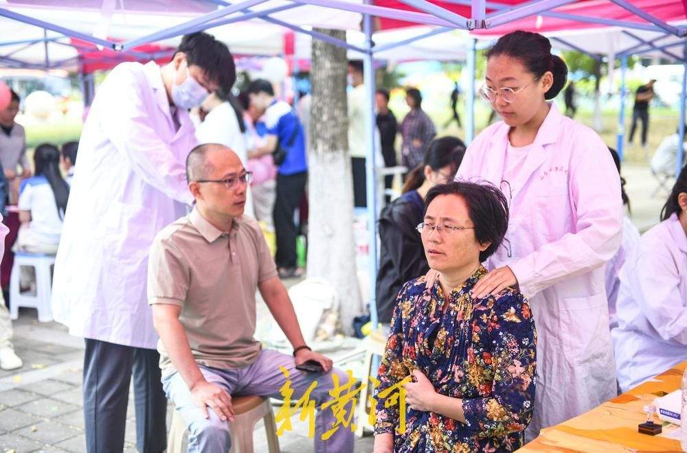 新生报到现场把脉义诊，大学迎新开启中医药文化体验