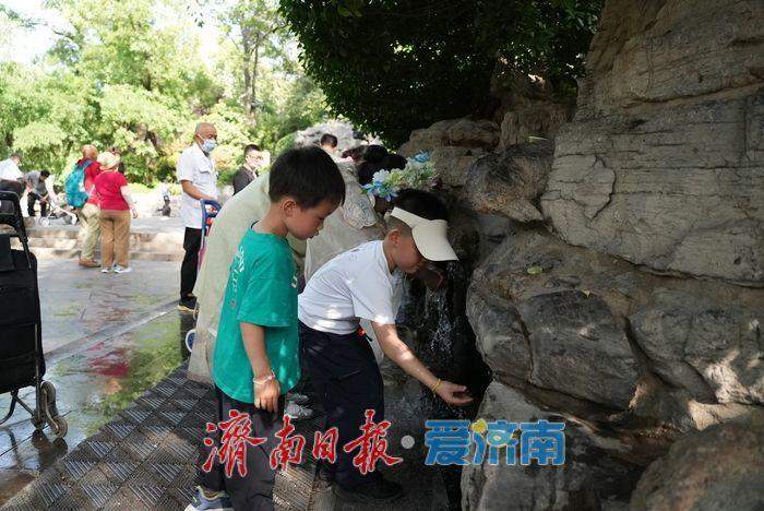 一年四季 泉在济南丨济南迎来高温天气 市民游客泉畔觅清凉