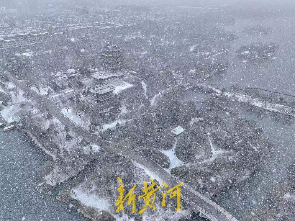 济南大明湖腊月飞雪披银装
