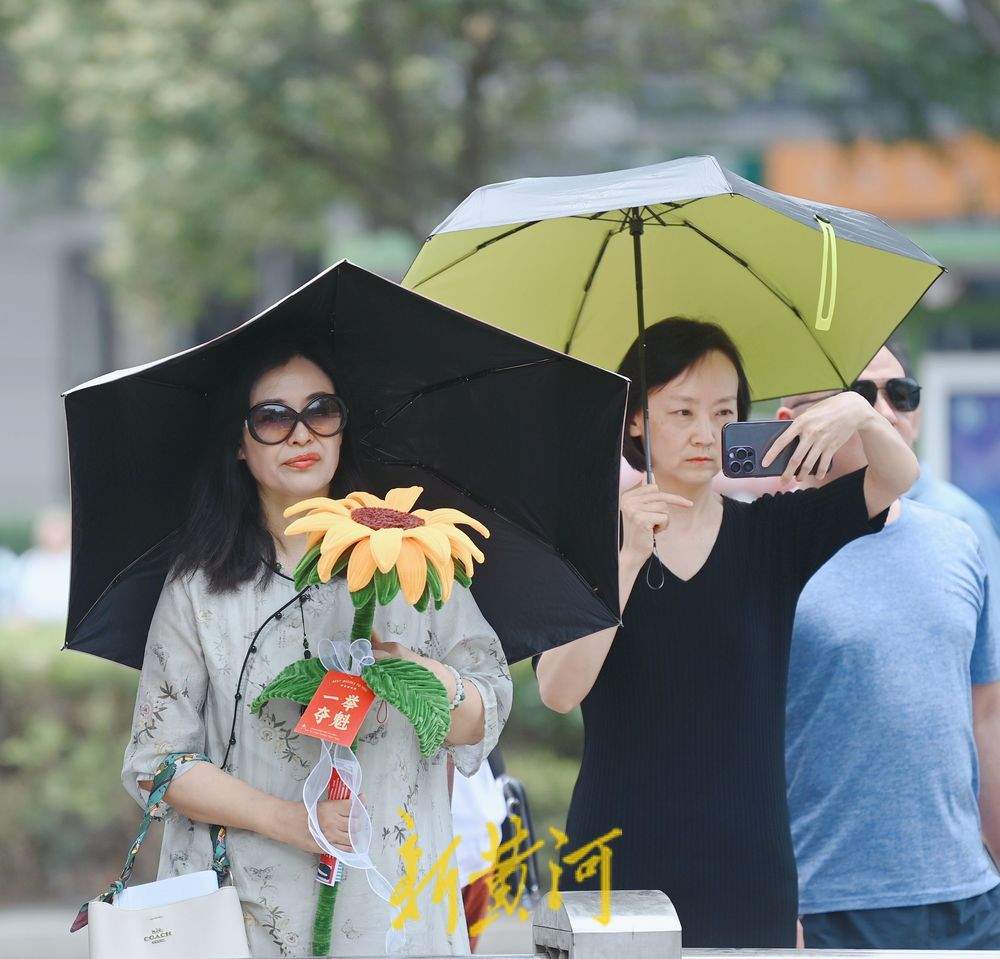 仪式感满满 高考首场考试结束 家长手捧花束送祝福