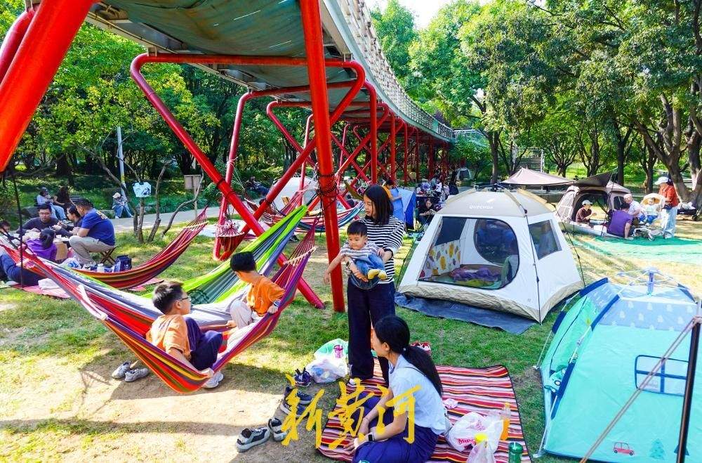 深秋济南温暖舒适，泉城公园帐篷吊床成“秋日乐园”