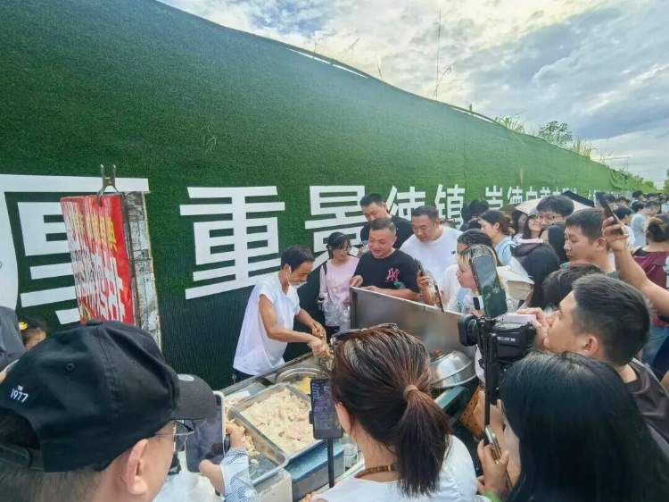 “鸡排哥”走红之后忙出“班味”？有景区开始蹭热度，城管将增派人手维持秩序