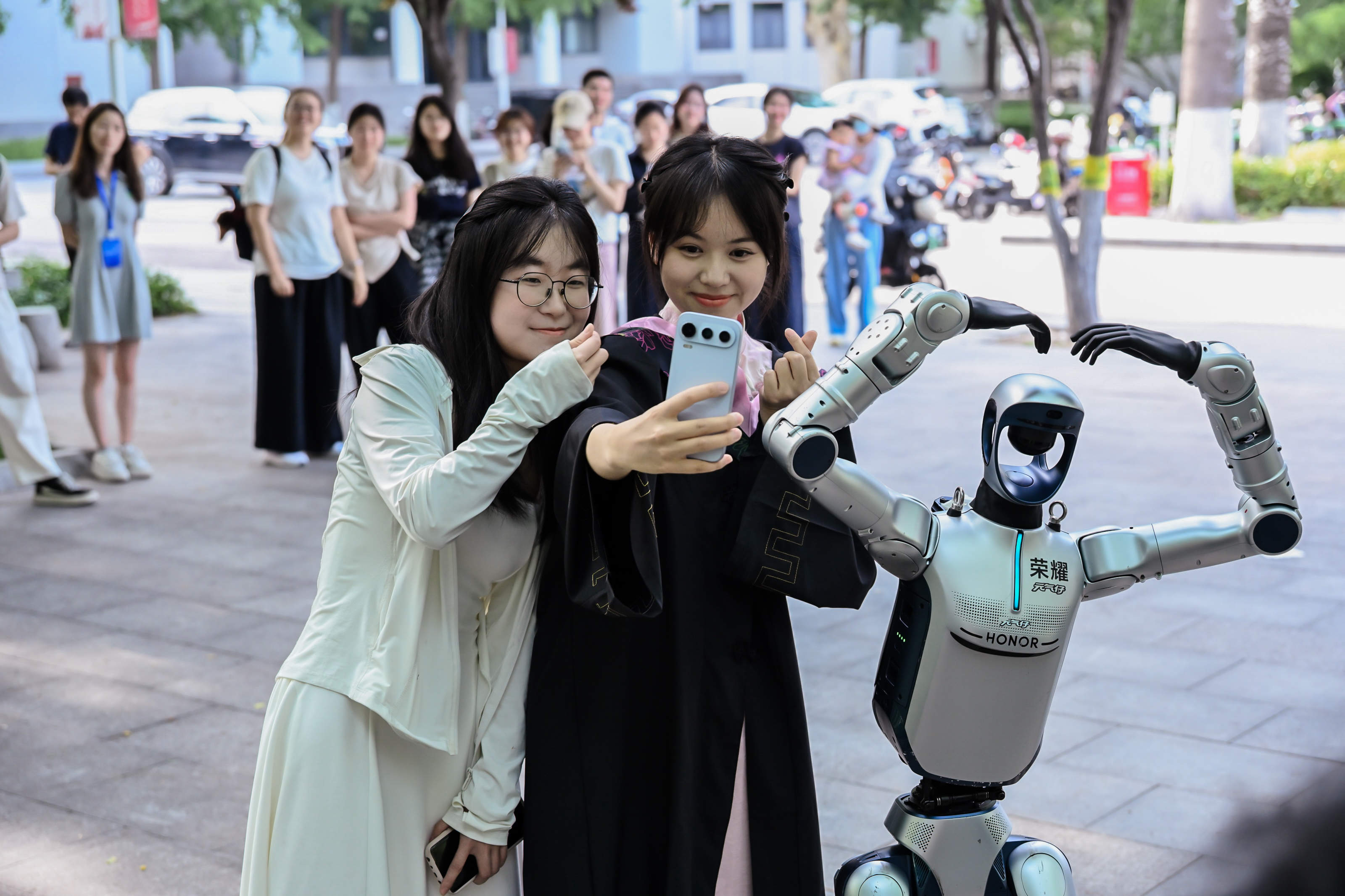 荣耀机器人走进山东大学 与学生惊喜互动