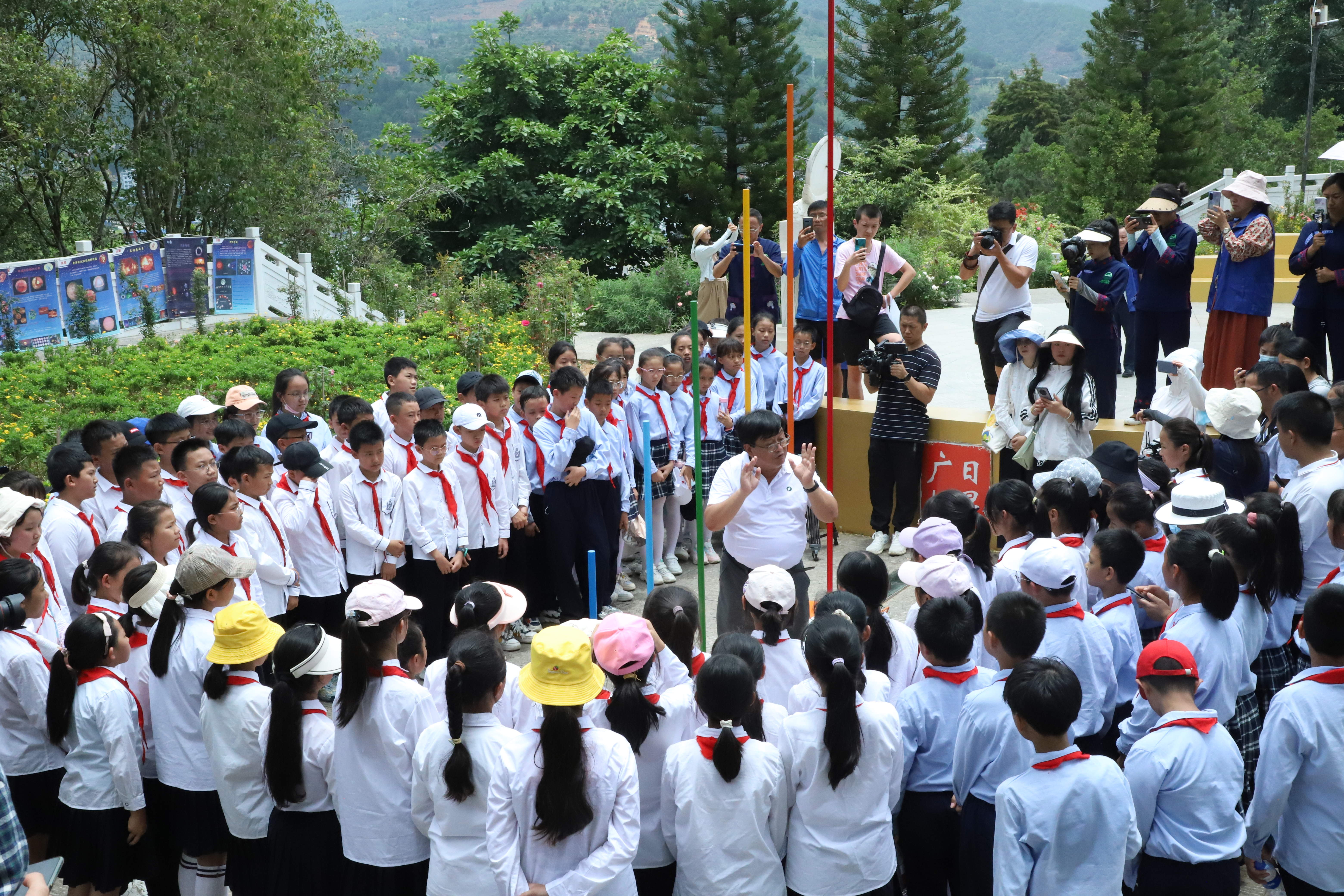 沿着中老铁路旅行，我来到太阳转身的地方