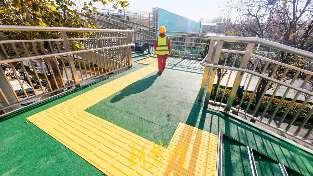 经十路泉城公园段过街天桥增电梯加盲道 市民过街“无障碍”