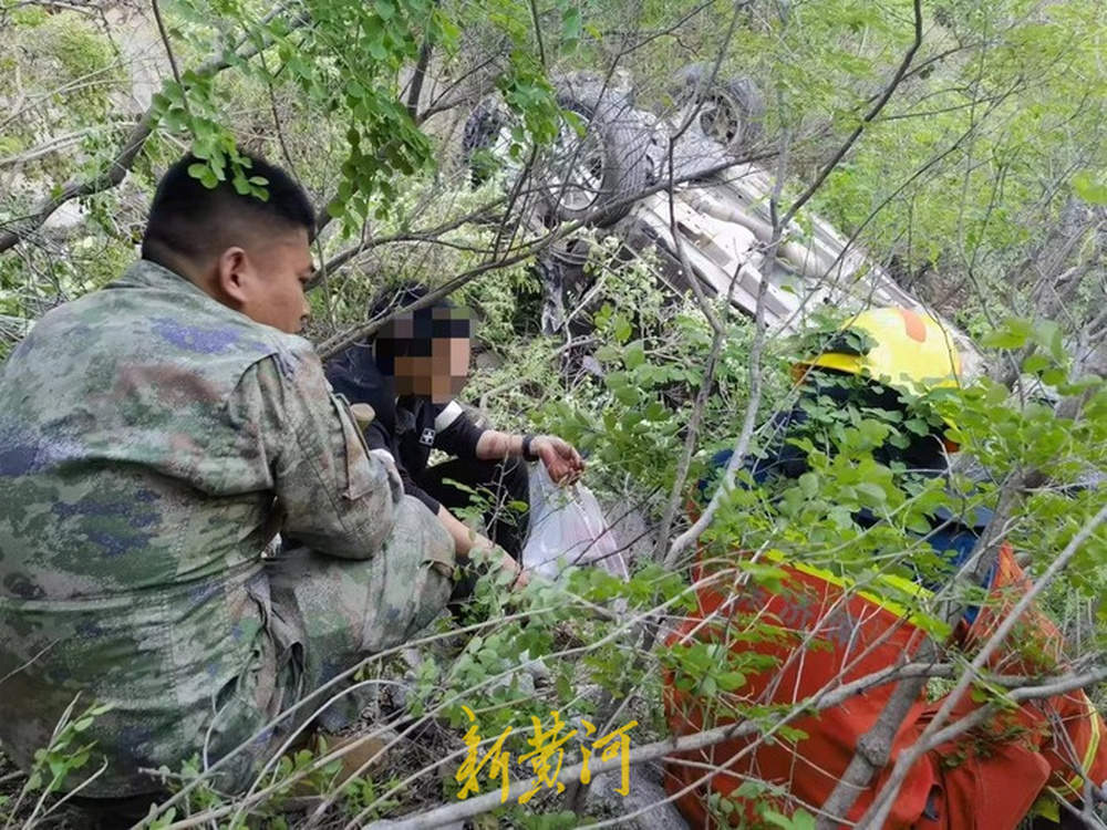 私家车翻下山坡司机被困20小时，消防人员靠救援绳徒手爬悬崖俩小时成功救援