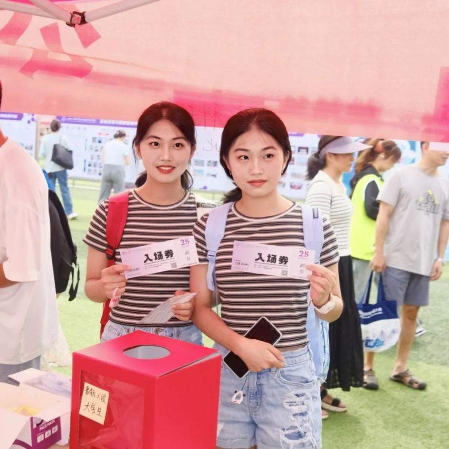 山一大迎新 来了三对双胞胎 每一对都考入相同专业