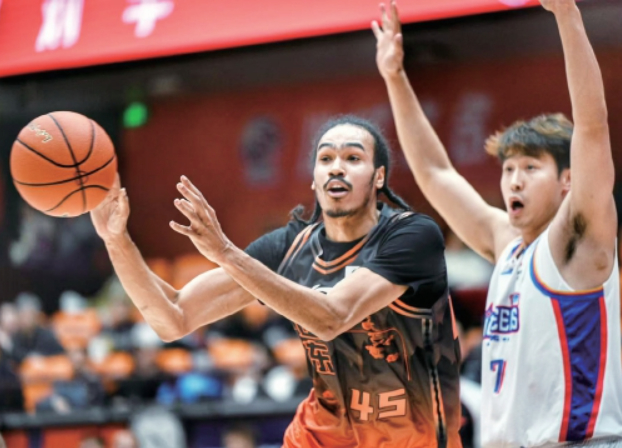 山东高速VS北京首钢 迎战领头羊，班顿能否自我救赎？
