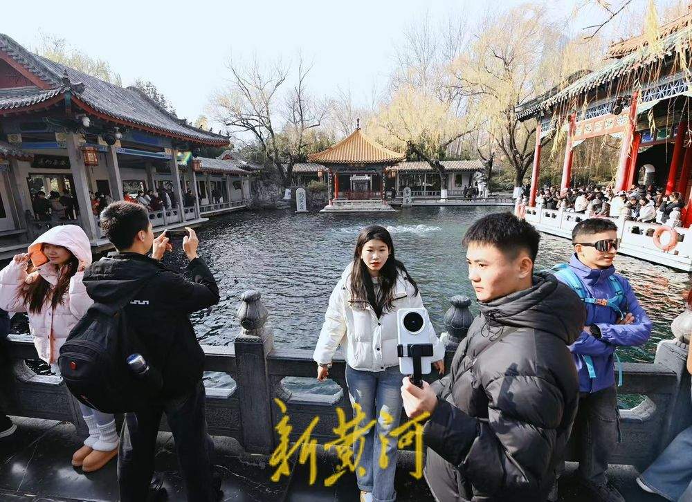 济南数九寒天暖如春 趵突腾空醉游人