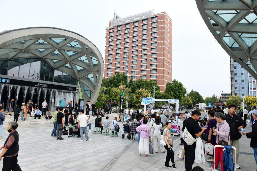 “秋染泉城·轨上交响”泉民大舞台秋日户外音乐会落地济南“最美地铁站”