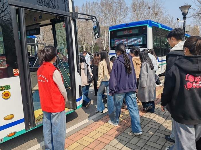 “天下泉城聚天下英才”，济南公交志愿者用暖心服务“保驾护航”人才招引大会