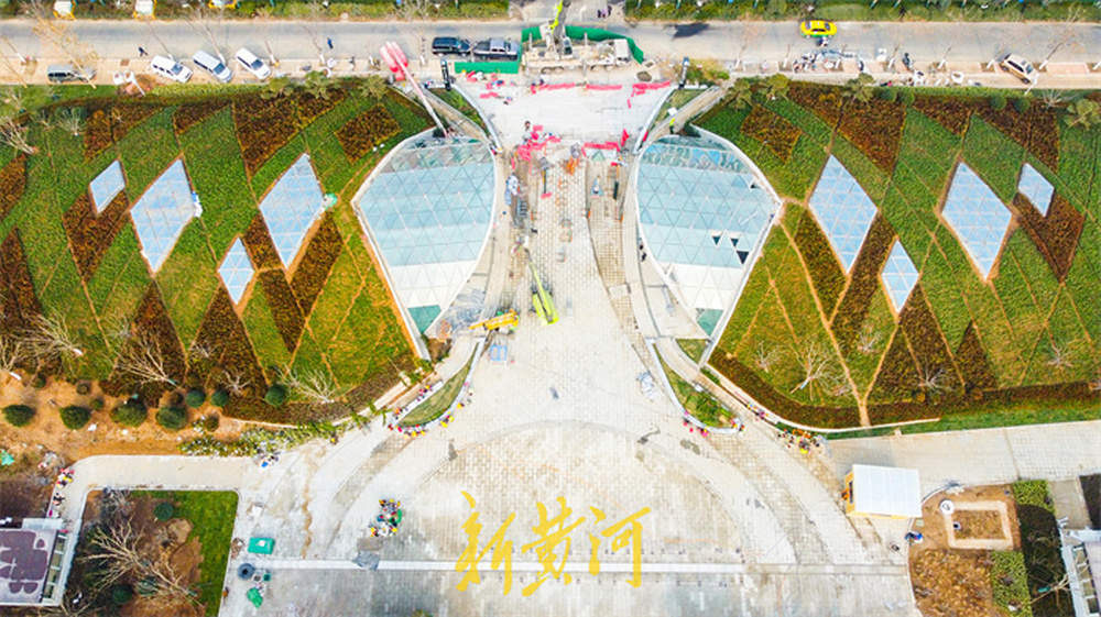 地铁4号线泉城公园站“挂牌”，出入口“披绿”融入公园景观