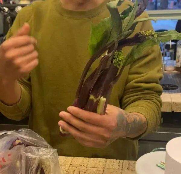 武汉一咖啡馆推出菜薹咖啡，一杯25元，店主：灵感来自顾客，选定的菜薹每斤约40元，与水打汁后会添加果胶酶处理