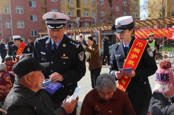 冬季守护、平安有我 ——单县公安局交管大队女子宣传队在行动