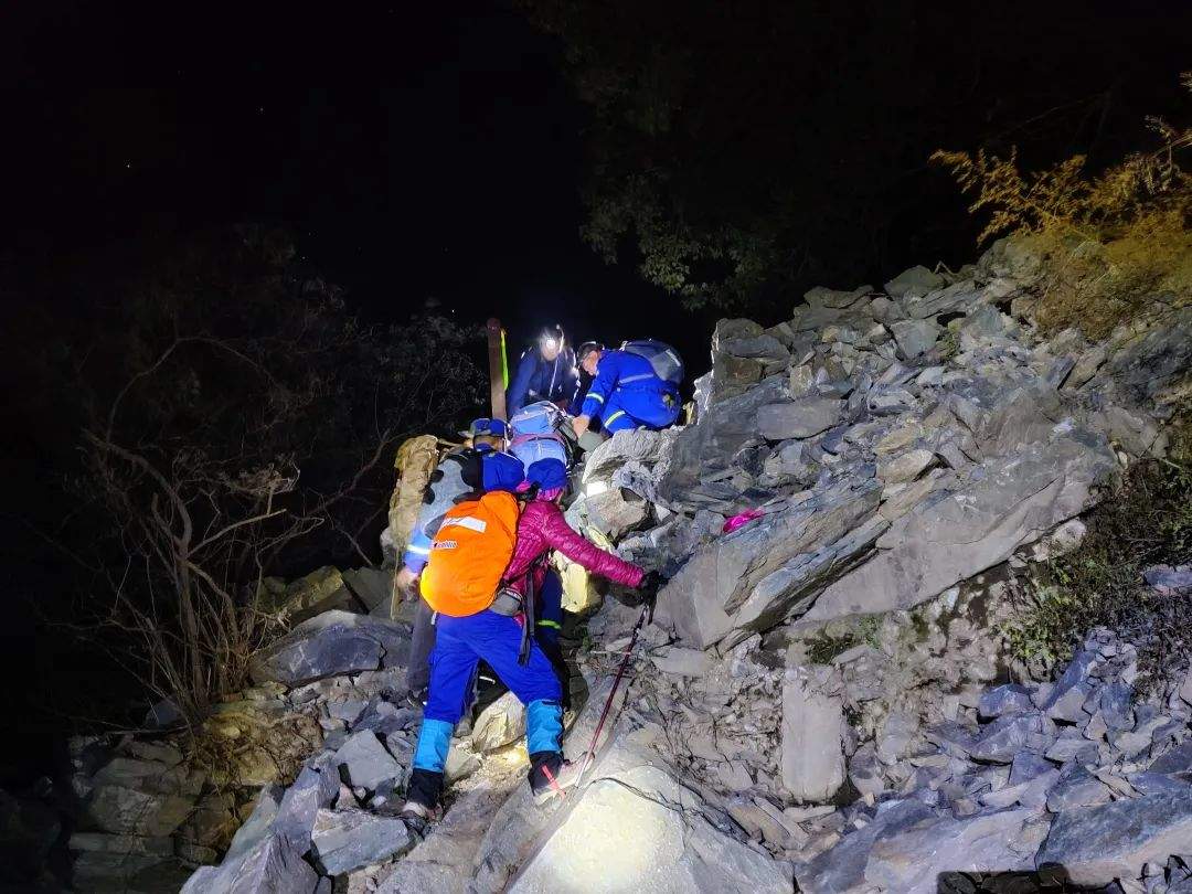 只带一瓶水一包薯片,七旬老人独爬野山被困