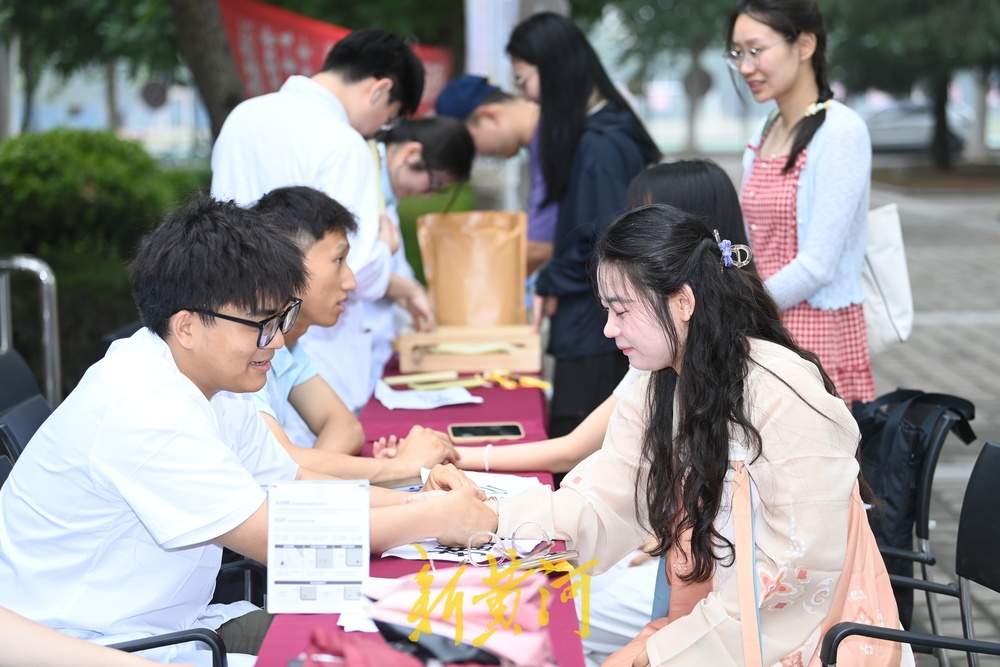 中医药文化市集开进大学校园，师生沉浸式体验中医药独特魅力