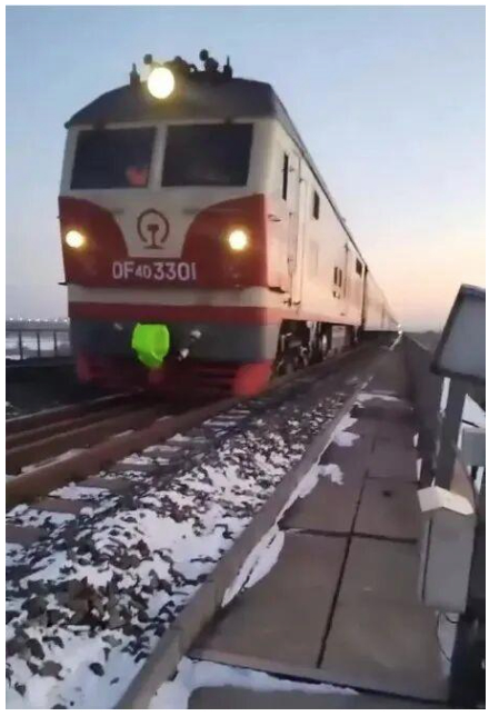 14岁男生为拍照闯入铁轨逼停火车该担何责？