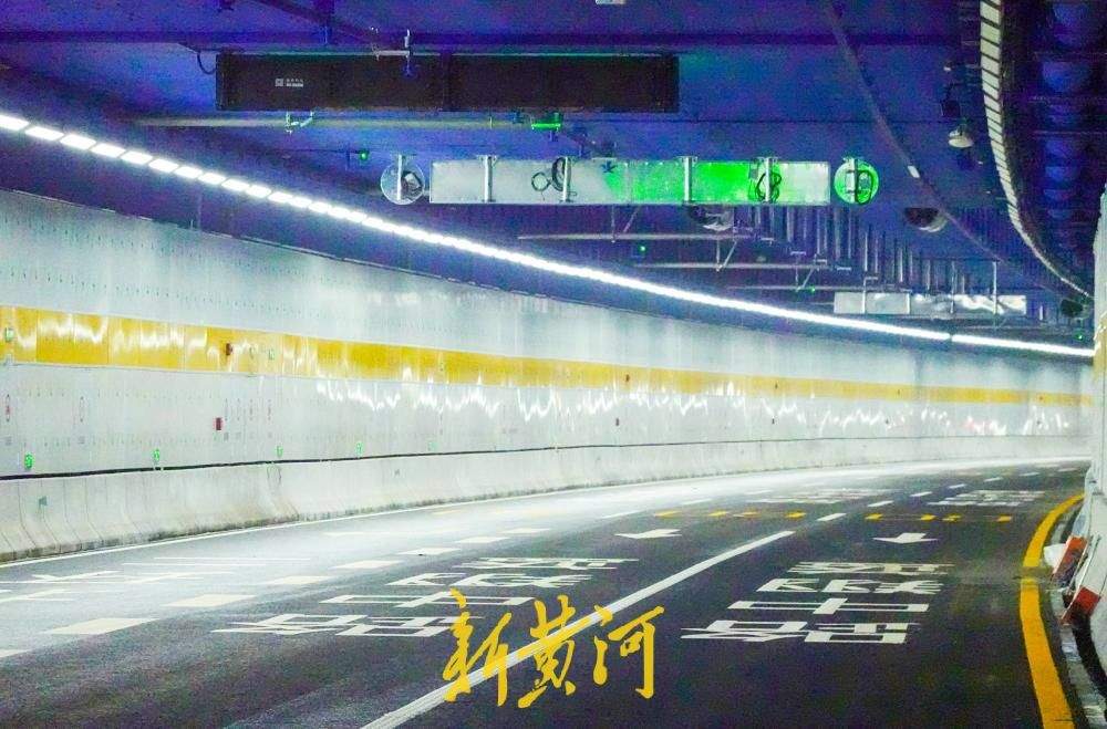 济南黄岗路黄河隧道出口匝道揭面纱 方向路牌安装到位