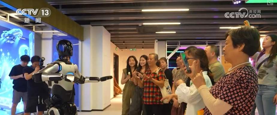人形机器人应用场景遍地开花 催生消费新业态