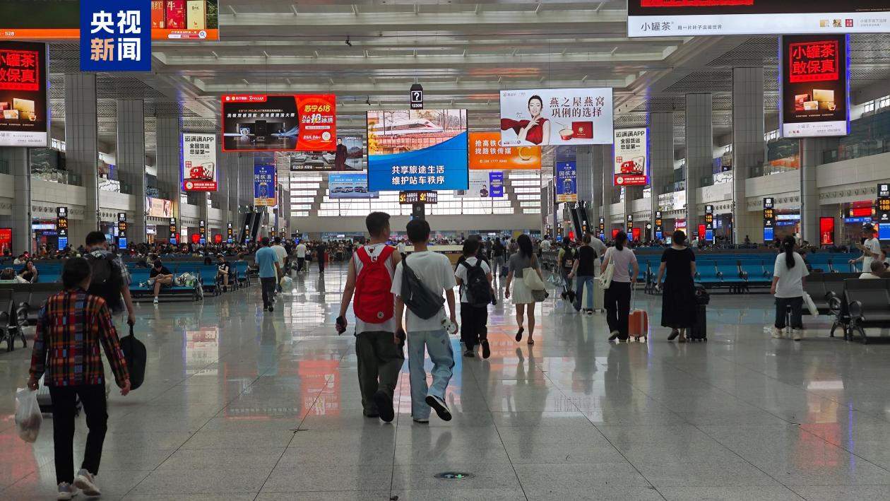 受强降雨影响 重庆火车站部分列车停运