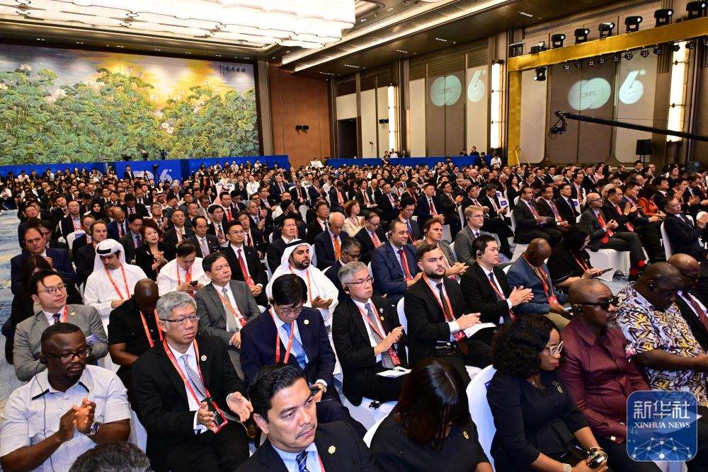 新华全媒+丨第六届跨国公司领导人青岛峰会开幕